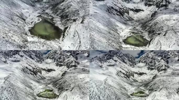 雪中隐藏着一个绿色的湖