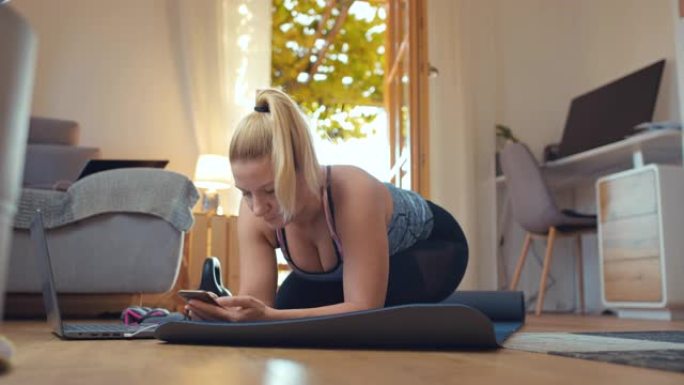 洛杉矶女子在家锻炼后使用智能手机