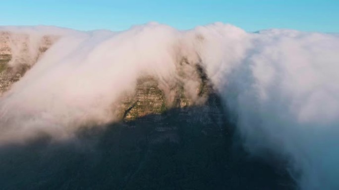 南非开普敦桌山上空云层的壮观鸟瞰图