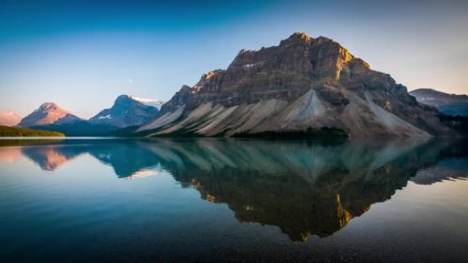 加拿大班夫国家公园弓湖上的山倒影