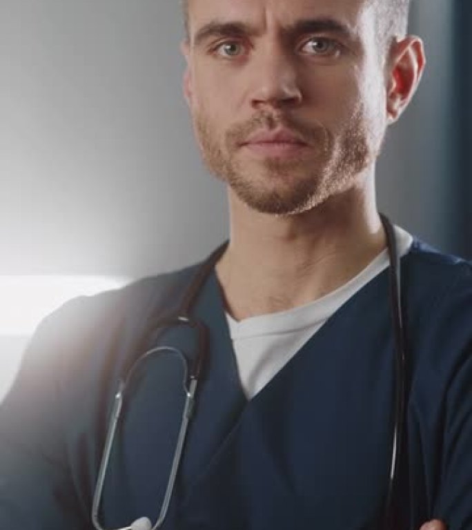 垂直屏幕。医院病房: 摆姿势英俊的白人男护士长，医生，外科医生迷人地微笑着，亲切地看着镜头。设备先进