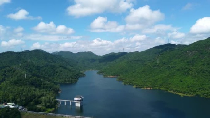 深圳梅林水库水平视角的鸟瞰图