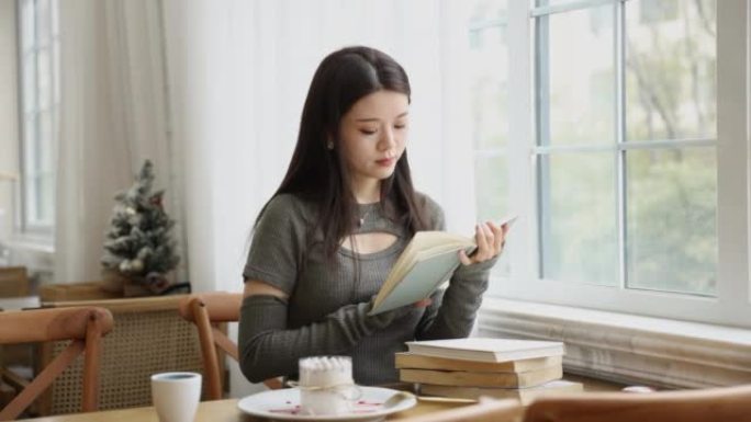 年轻女性在咖啡馆看书