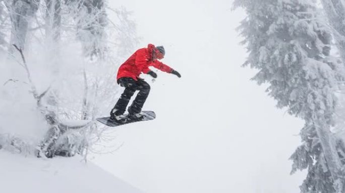 在极端的冬季天气条件下，单板滑雪，特技出错，摔倒