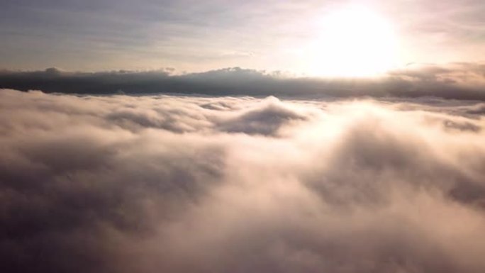 超后延时运动在日出天空的云层上方进行空中拍摄