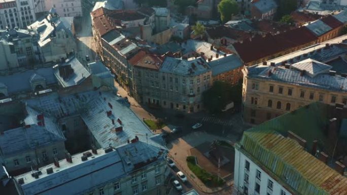 夏季日出时，在乌克兰利沃夫老城中心的宏伟街道、历史建筑的电影空中拍摄。