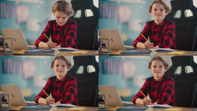一个聪明的小男孩在家里舒适的房间里的笔记本电脑上做作业的肖像。少年快乐，看着镜头微笑。家庭教育理念。