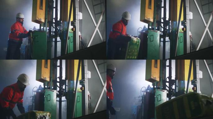 男工人把袋子放在传送带上