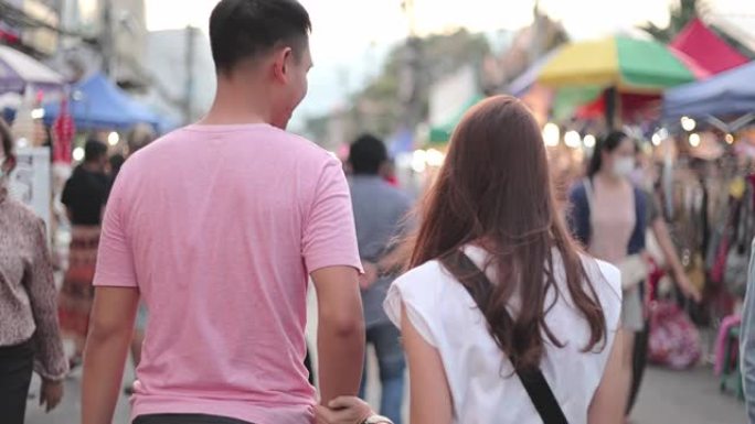 SLO MO年轻的亚洲夫妇在街头食品市场购物