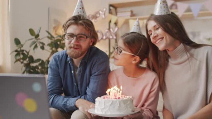 家庭在网上举行生日聚会