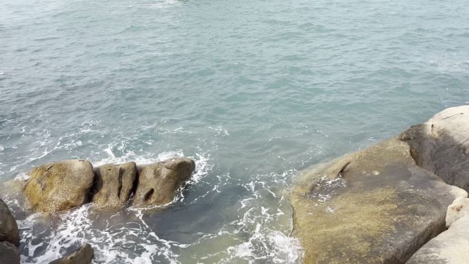 海浪拍打礁石