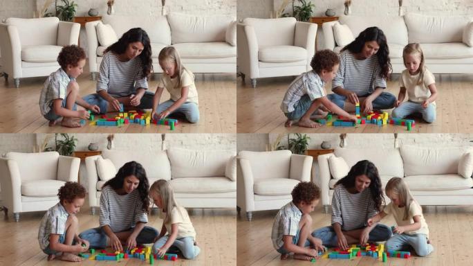 西班牙裔保姆在家与孩子一起玩木制立方体