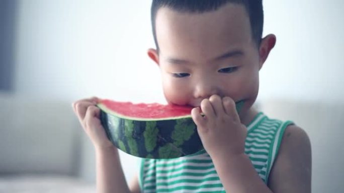 亚洲男婴吃西瓜小孩解渴夏天