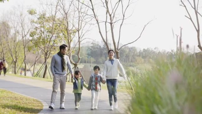 亚洲家庭在公园户外散步放松