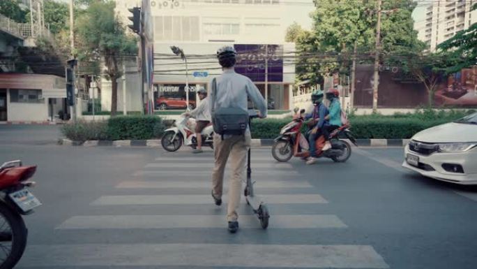 商人通勤在路上骑电动滑板车上班