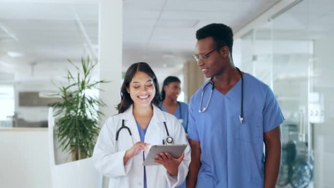 医疗保健，医生和护士在医院大厅微笑平板电脑，团队手术的建议。团队合作，医学上的女人和黑人说话，快乐的