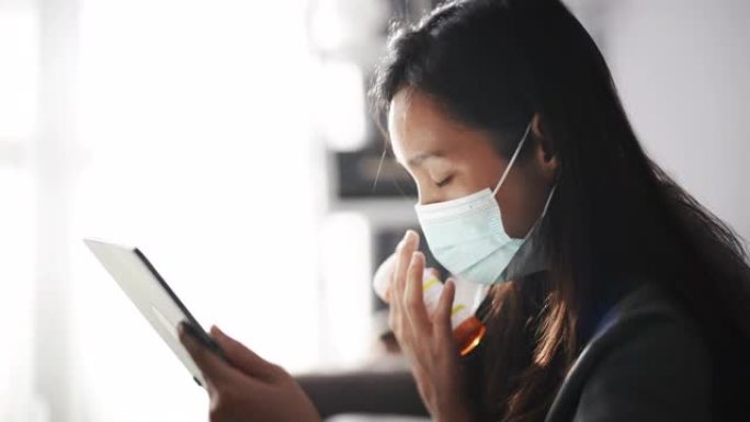 亚洲女性患者与医生视频聊天
