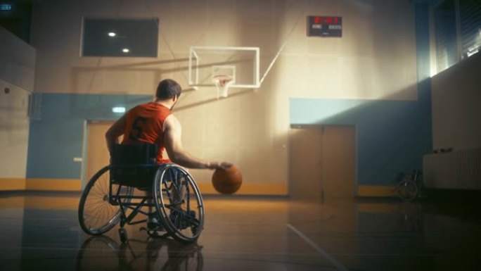 轮椅篮球运动员像职业球员一样运球，准备射门得分。在团队运动中表现出色的残疾人的决心，动机。后视图，慢