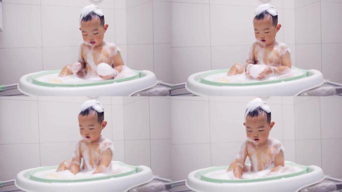 男婴在浴缸浴室洗澡和玩耍