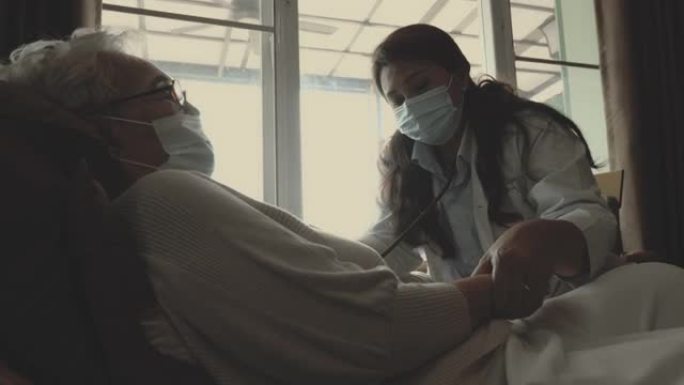 亚洲医生在患者家中与资深女性交谈
