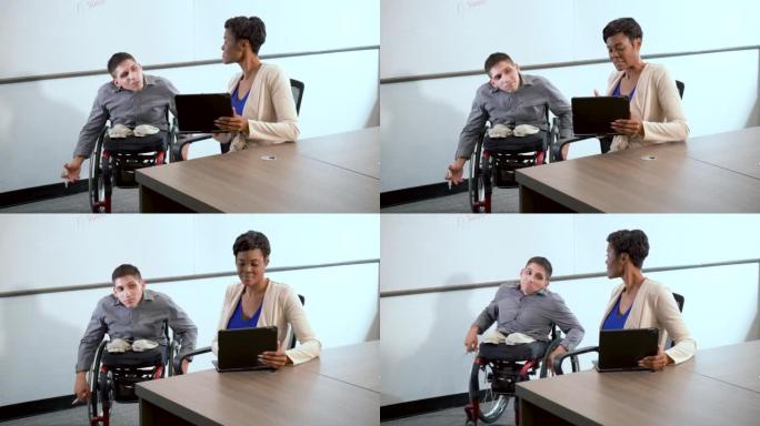 坐轮椅的男人，商务会议的女人，笔记本电脑