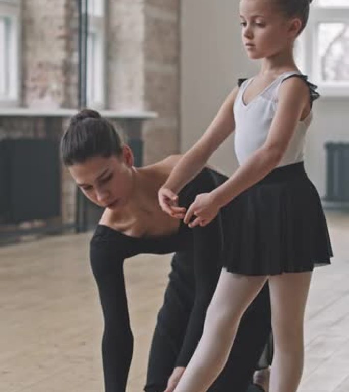 小芭蕾舞演员向教练学习芭蕾舞姿势