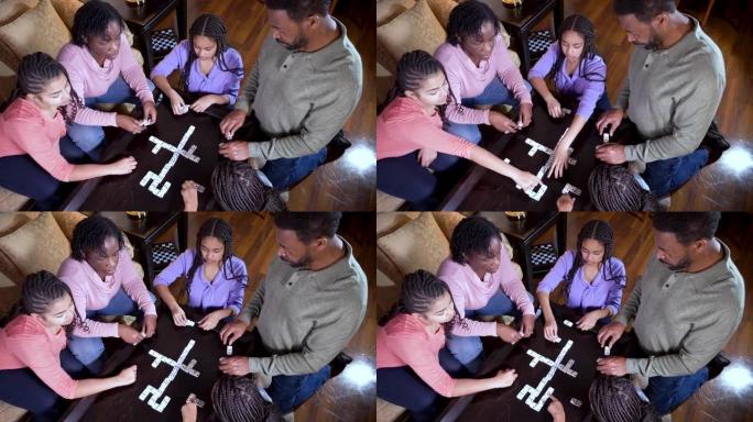 非裔美国人家庭在家里玩多米诺骨牌