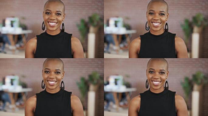 办公室里一个富有创造力的黑人女性的快乐、微笑和脸，积极的心态在项目中工作。在工作场所具有领导才能的专