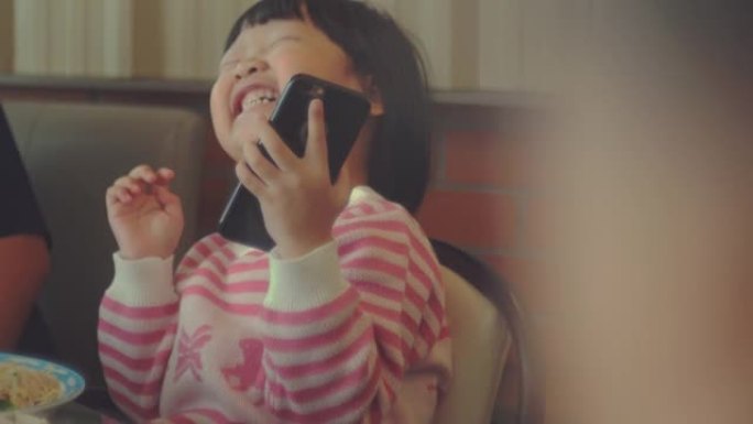 她的快乐小孩子小女孩玩手机