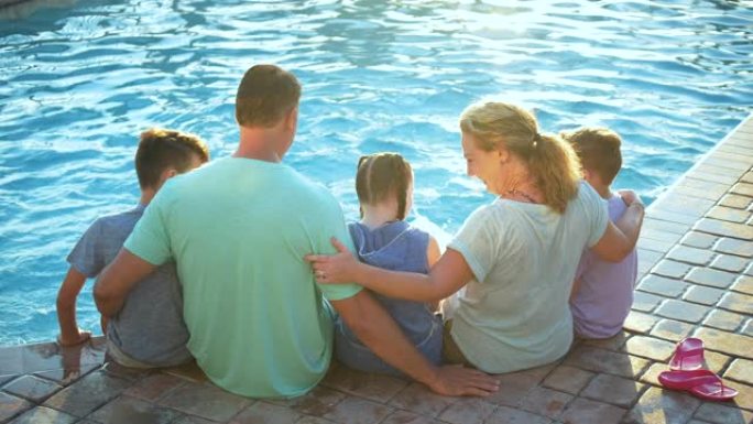 游泳池中的五口之家，患有唐氏综合症的女孩