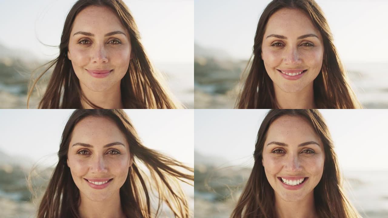 脸，女人和微笑在海滩上在南非开普敦的海边度假。肖像，幸福和快乐与自由，而旅游以探索海洋中的自然