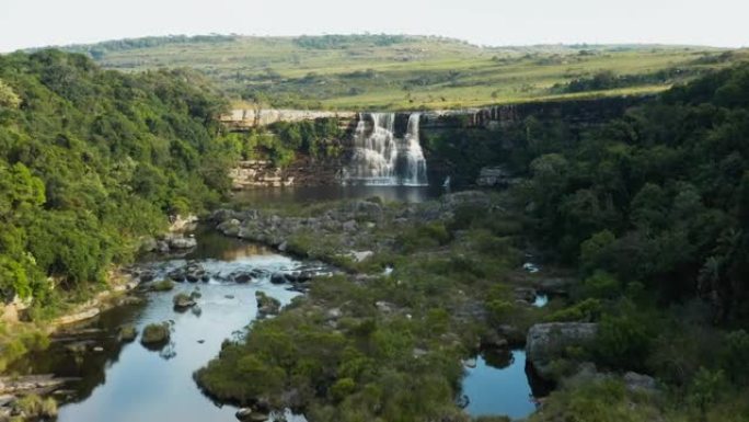 南非东开普省姆坎巴蒂自然保护区美丽瀑布的鸟瞰图