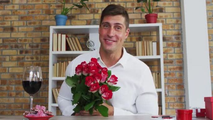 白人男子打视频电话，展示一束鲜花吹着吻和微笑