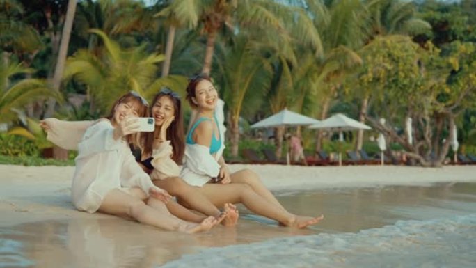 亚洲女人快乐组朋友享受暑假。