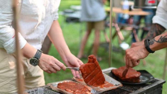 亚洲中国成熟夫妇的手在野营时为烧烤烧烤腌制调味肉