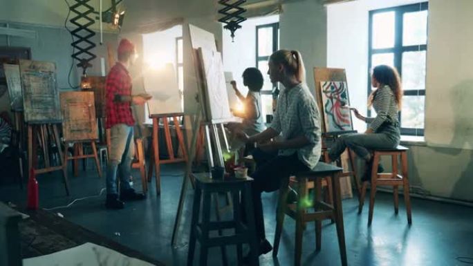 一个男人正在向一群正在绘画的学生教授艺术