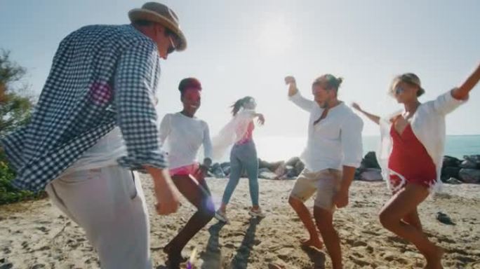 一群年轻的多民族朋友的慢动作，在海边阳光明媚的海滩上玩耍。