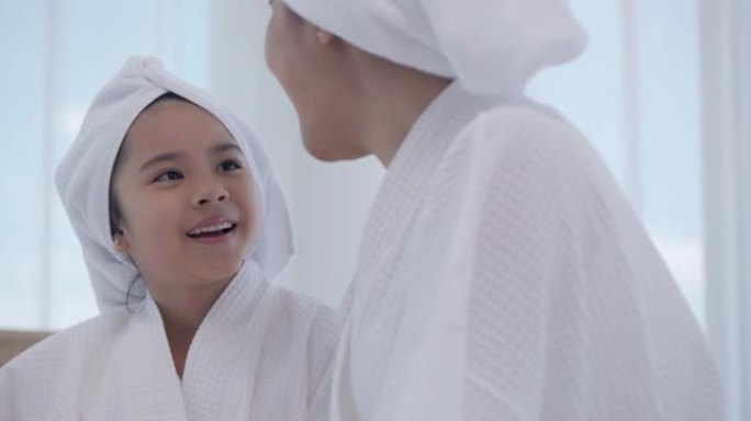 快乐的亚洲家庭母亲和孩子女儿一起早上在家做面部皮肤面膜。虚拟活动，身体护理，健康，放松，呆在家里-说