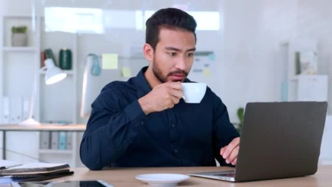 快乐的年轻男性办公室经理在工作中使用计算机。一个自信的商人在办公桌前喝咖啡。微笑的员工在工作中在线阅