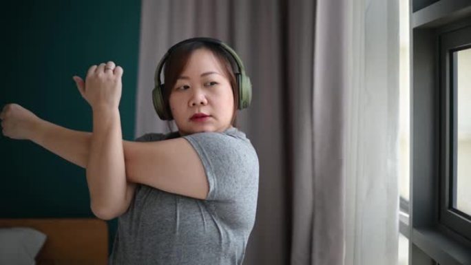 亚洲中国身体积极女性周末在家听音乐锻炼