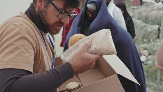 志愿者帮助难民提供食物和水的供应