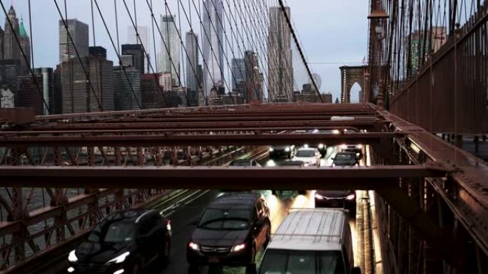 T/L曼哈顿城市天际线和黄昏时布鲁克林大桥的交通