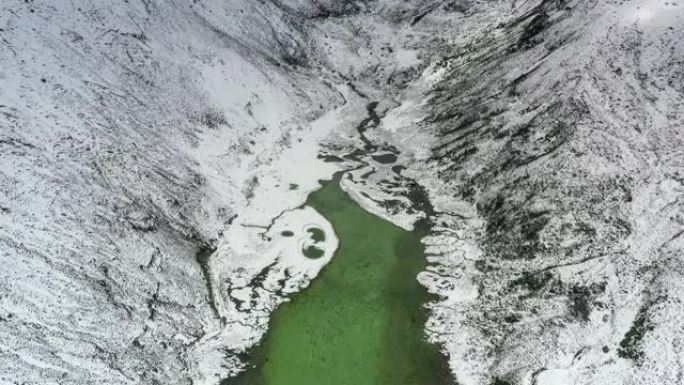 雪山峡谷中隐藏着一个湖