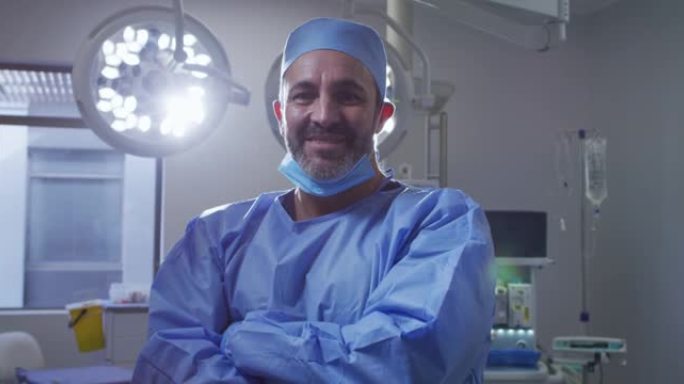在手术室里戴着低面罩的白人男性外科医生的肖像