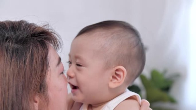 家庭的亚洲母亲和新生儿11个月，花时间一起在家里。快乐幸福的家庭。家庭关系。居家预防新冠肺炎疫情。东