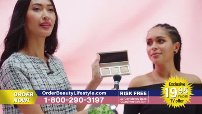 电视广告商业广告: 女主持人，美容专家在美丽的黑色模特上使用腮红轮廓调色板，呈现最佳美容产品，化妆品