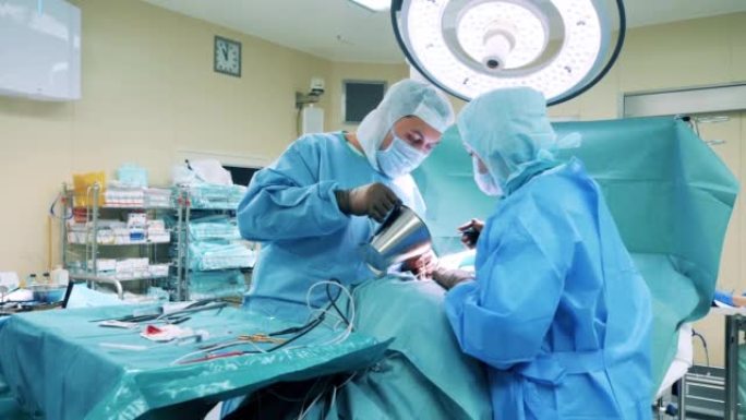 外科医生在手术过程中将液体倒入切口