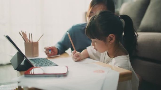 亚洲女儿和母亲一起在家参加在线课程