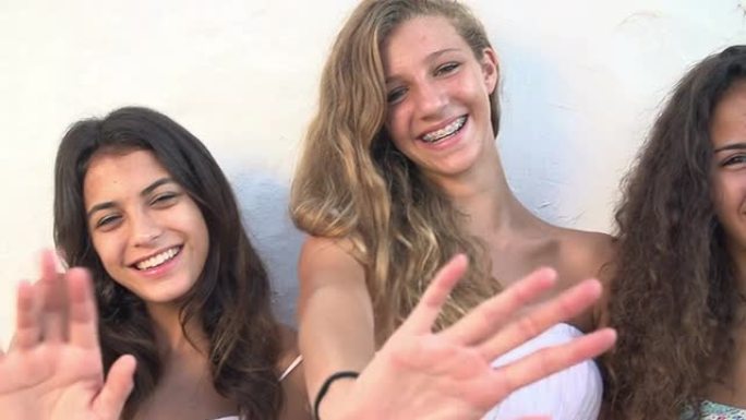 女性青少年朋友在慢动作中向相机挥手