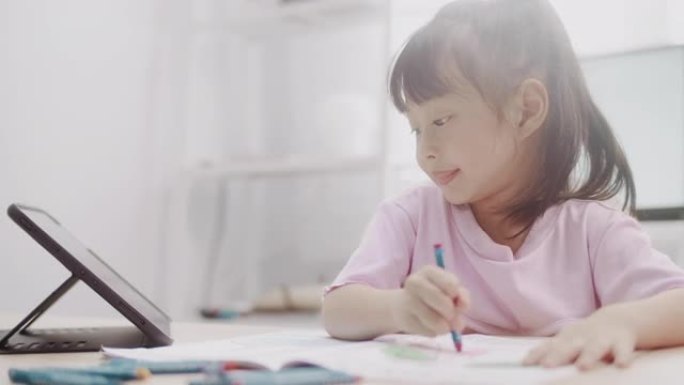 儿童在数字平板电脑上学习